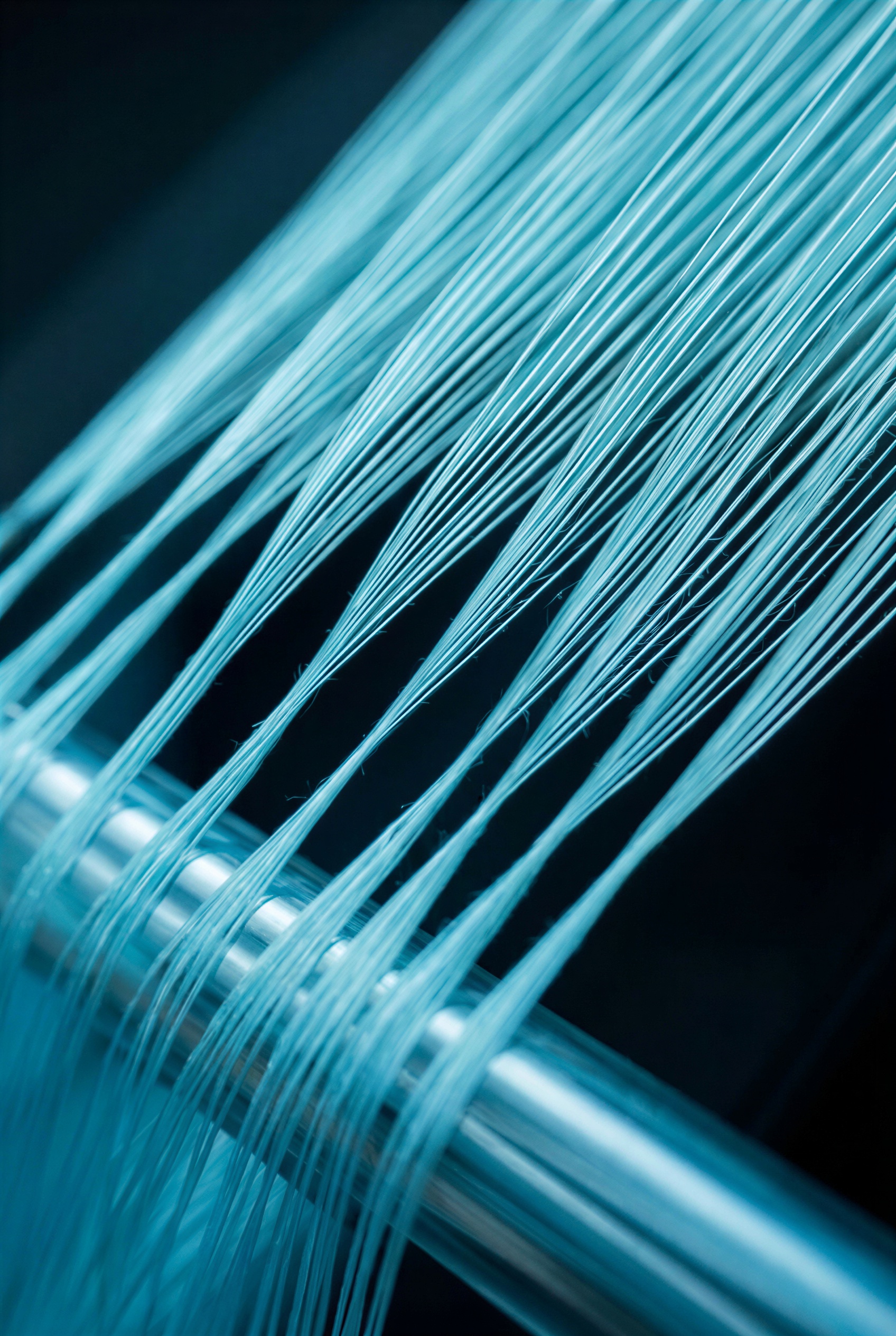 Vertical blue thread image for the ThreadRecall vs Screenpipe comparison